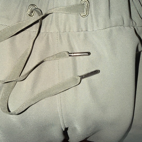 NEW Lululemon On The Fly Pant *Wide Leg Woven 31.5" Grey Sage size 8 - Picture 7 of 8